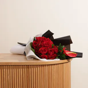 باقة أزهار حمراء ساحرة