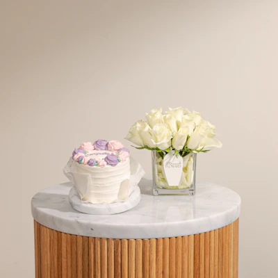 Nino's Bakery Congrats Cake | Roses Vase Nino's Bakery Congrats Cake | Roses Vase