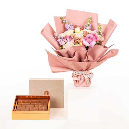 صندوق حلاوة الكراميل الكلاسيكي الكبير من فهدة | الزهور