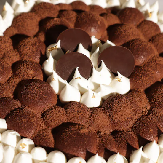 Patisserie by Guillermo Palomo Tiramisu Cake | Dreamy Flowers Bouquet