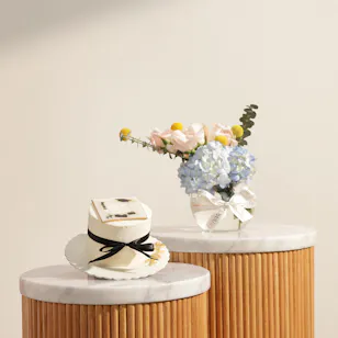 Sweet Atelier Customized by Photo 2026 Graduation Cake | Delicate Flower Vase