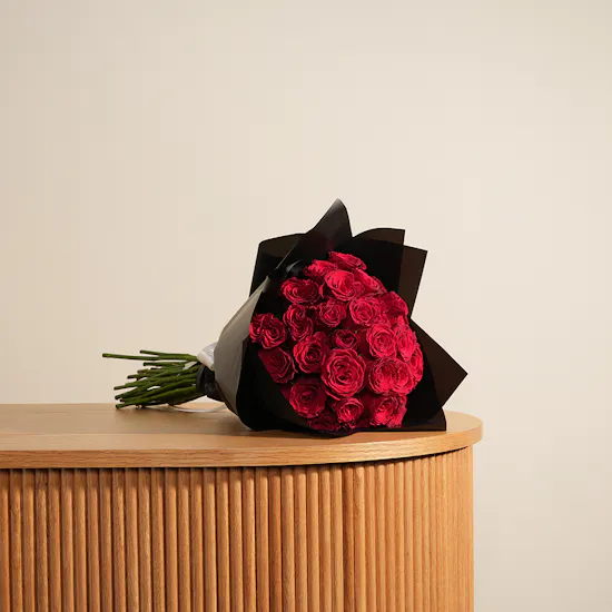 Red Twist Classic Bouquet | 25 Roses
