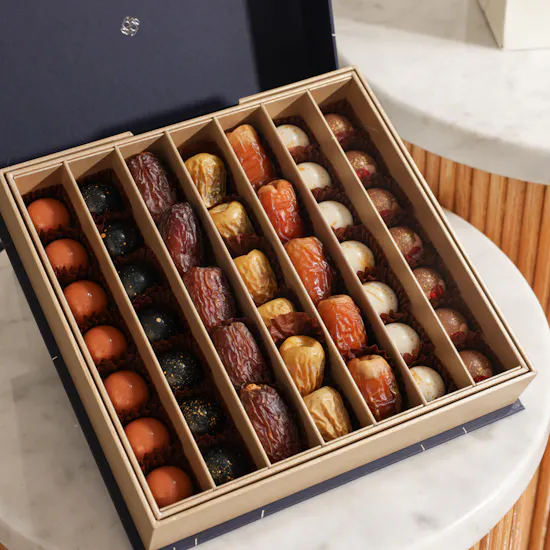 Nua Small Classic Signature Date and Chocolate Bonbon Box | Eid Elegance Flower Bouquet