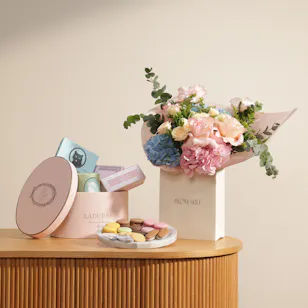 Ladurée Pink Gift Hamper Box | Most Beautiful Moments Flowers Bouquet Ladurée Pink Gift Hamper Box | Most Beautiful Moments Flowers Bouquet
