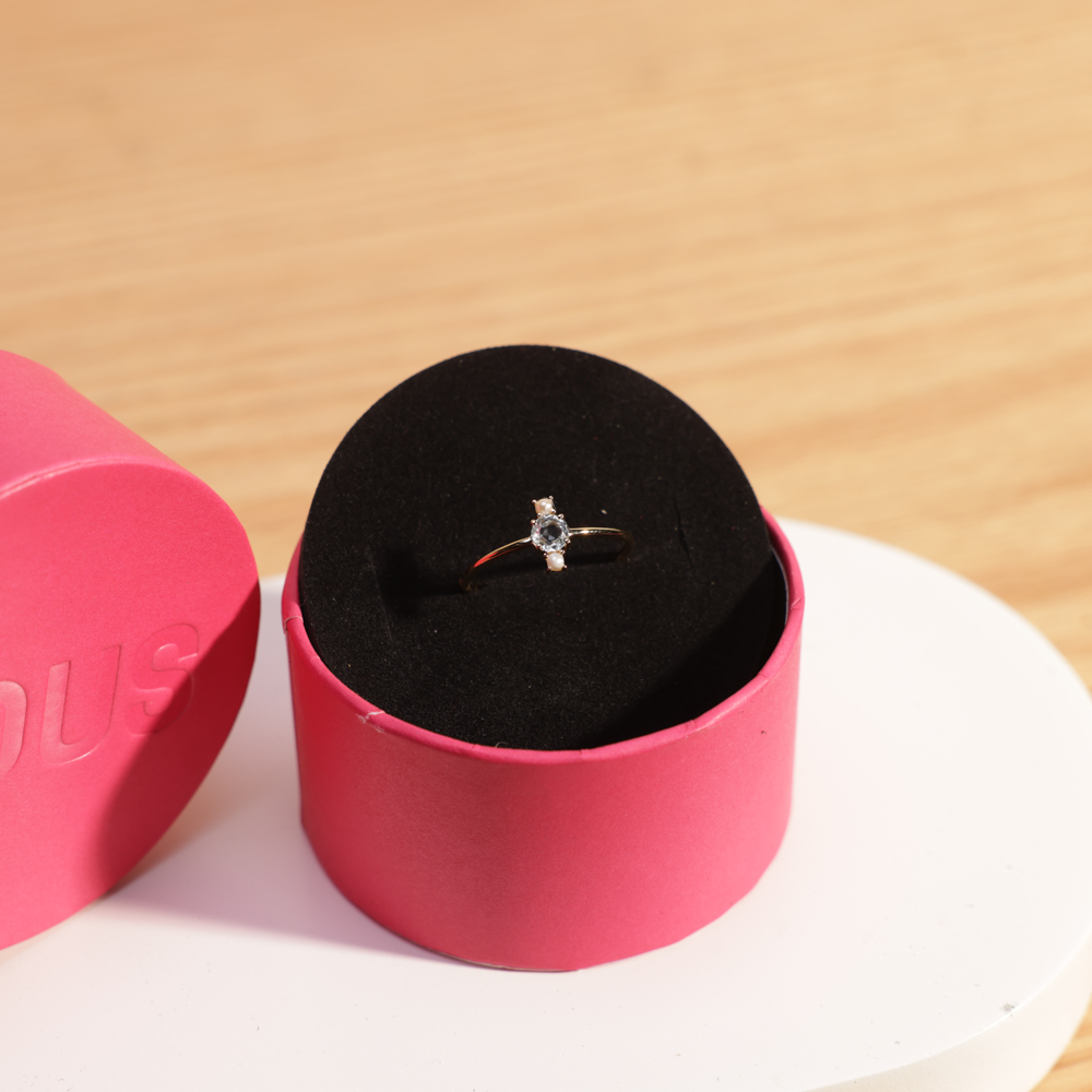 خاتم الذهب ميني ايفيت المُرصّع بالتوباز واللؤلؤ من توس