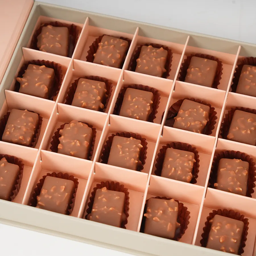 Floward Crunchy Chocolate Box | Red Roses  5