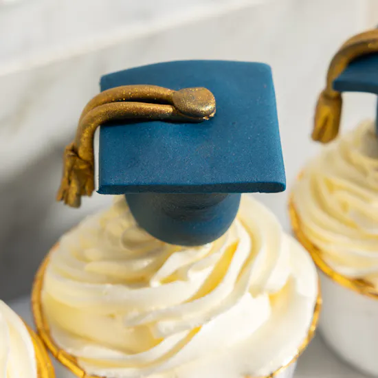 Floward Graduation Blue Hat Cupcakes