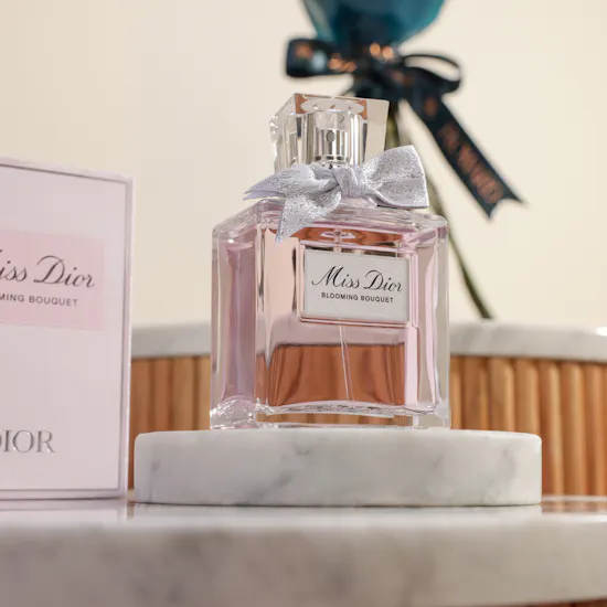 عطر مس ديور بلومينج بوكيه او دي تواليت للنساء من ديور | زهور وبالون ملهمة يوم ميلادها