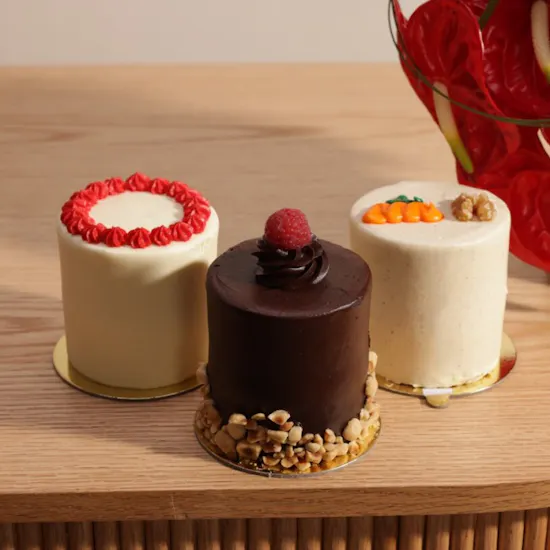Rose Ribbon Mini Cakes | Red Blooms