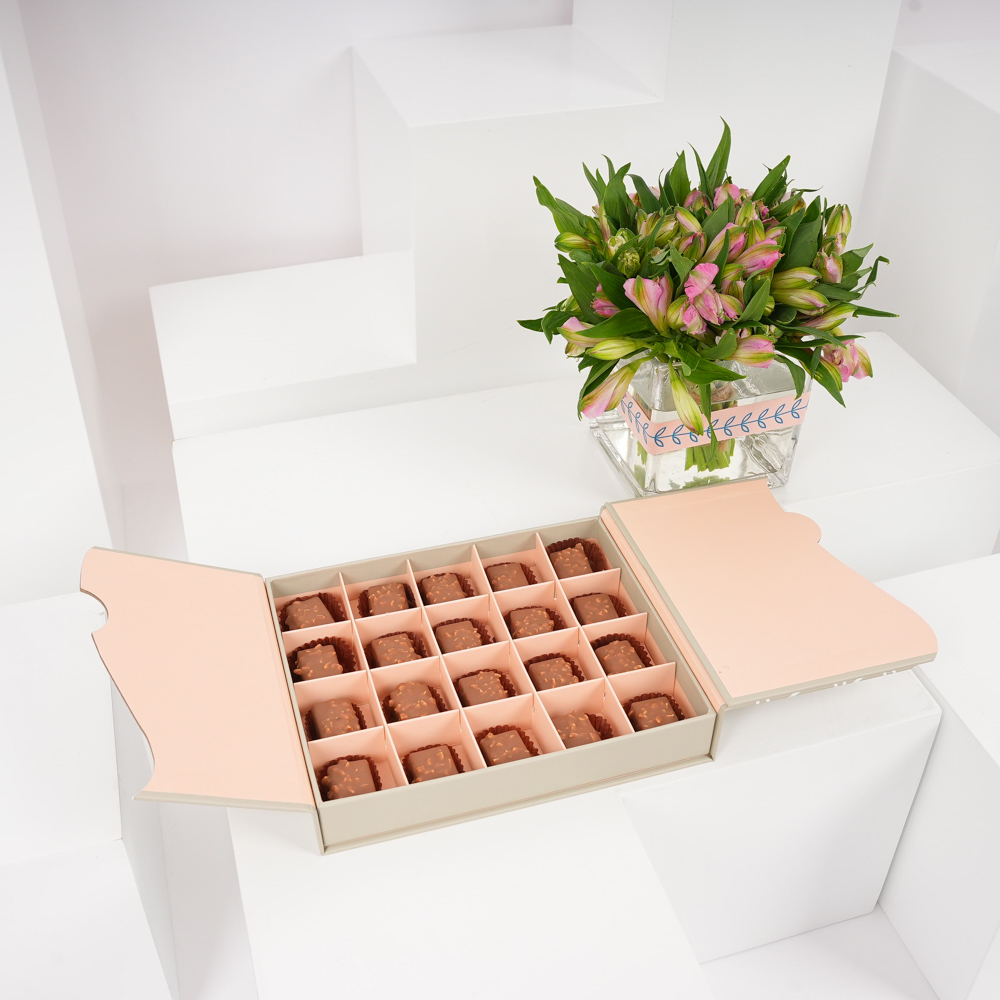 صندوق الشوكولاتة الكرنشي من فلاورد | مزهرية الستروماريا