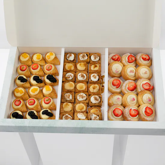 Pate Sucrèe Gathering Puffs Box | Flowers