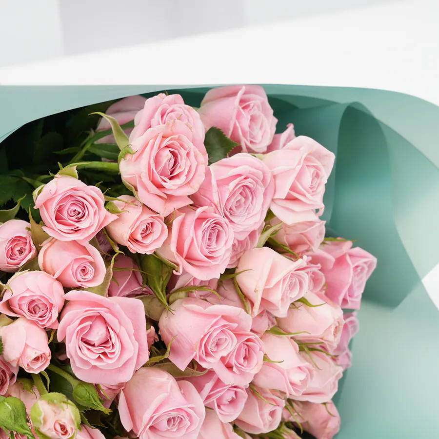 Raff by Paris Gift Card with baby rose bouquet  2