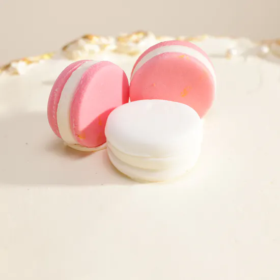 Floward Macarons and Flowers Cake
