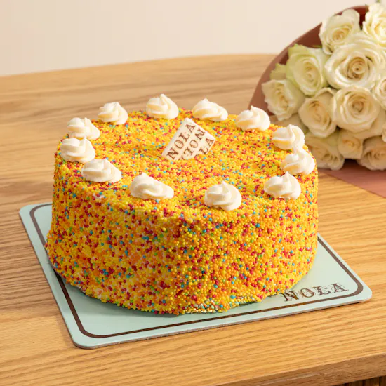 Nola Piniata Vanilla Cake | Stunning Flowers