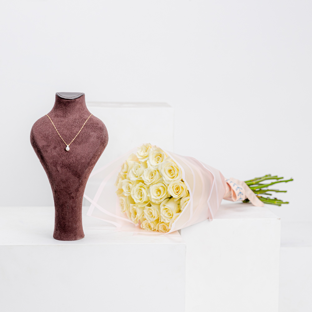 L'azurde Gold Pearl Necklace  | White Roses