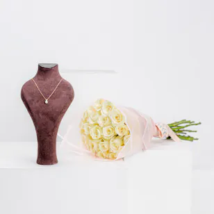 L'azurde Gold Pearl Necklace | White Roses L'azurde Gold Pearl Necklace | White Roses