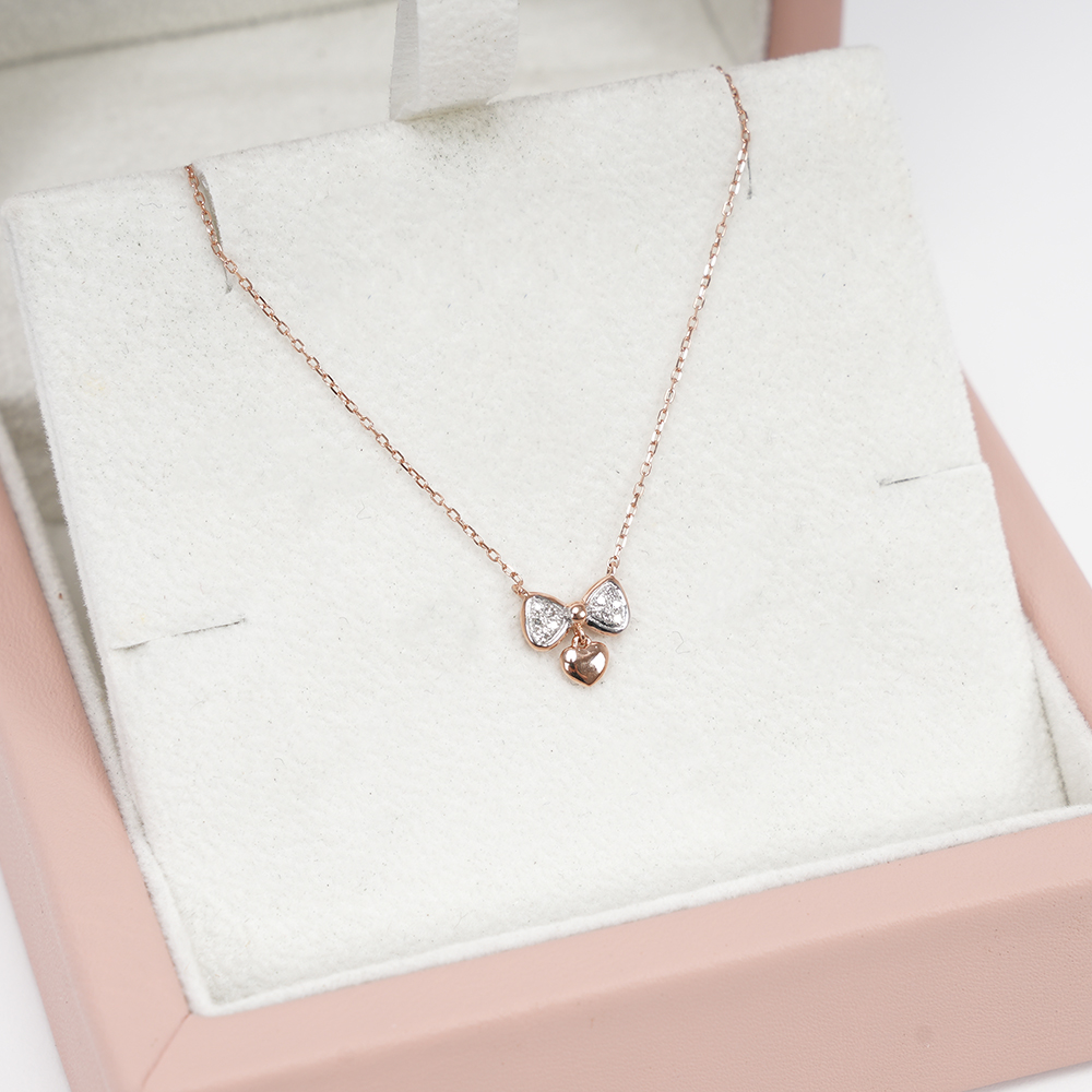 سلسال وردة القلب مرصعة بأحجار الألماس الأبيض	