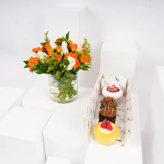 Laviviane Slider Cake Box | Vibrant Roses