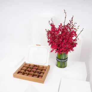 Levo Chocolate Small Box | Baby Orchids Vase Levo Chocolate Small Box | Baby Orchids Vase