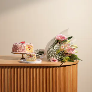 Sucre de Nada La Vie en Rose Cake | Flower Bouquet
