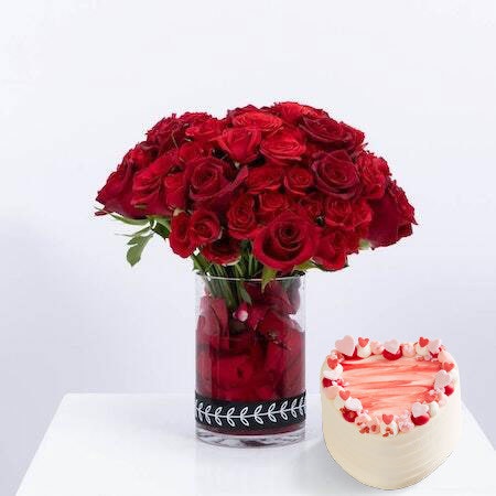 Hummingbird Bakery Vanilla Heart Cake | Red Rose Vase