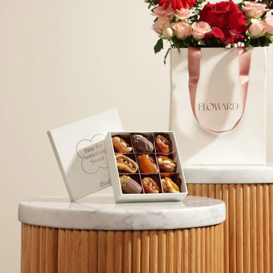 Warm Details Flower Bag with Dry Stuffed Fruits and Stuffed Date Box