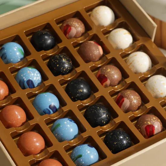 Nua Signature Arabesque Large Chocolate Box | Charming Flower Bouquet