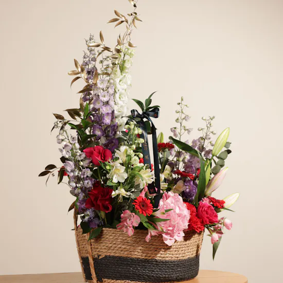 سلة زهور بتلات الاحتفاء