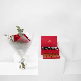Godiva Small Royal Chocolate Box | 12 Red Roses Godiva Small Royal Chocolate Box | 12 Red Roses