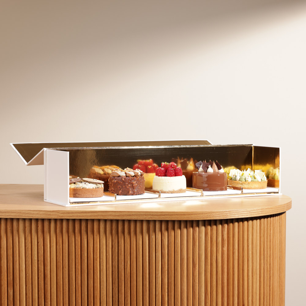 تشكيلة من الكيك من باتيسري باي جيليرمو بالومو