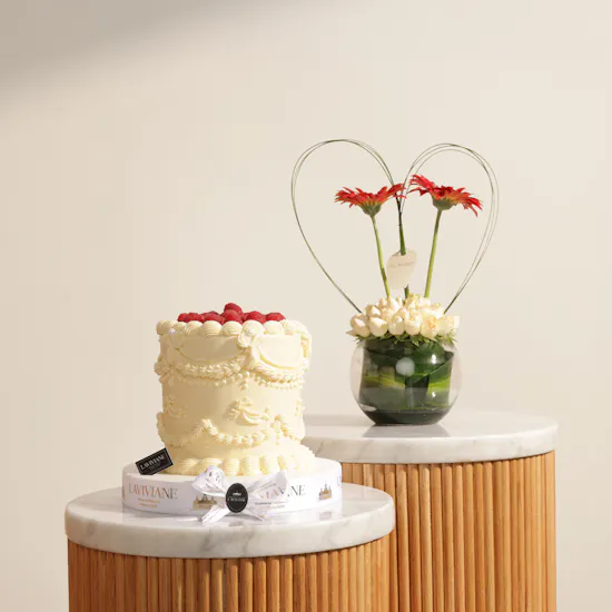 Laviviane Raspberry Vanilla Royal Cake | Glam Flower Vase