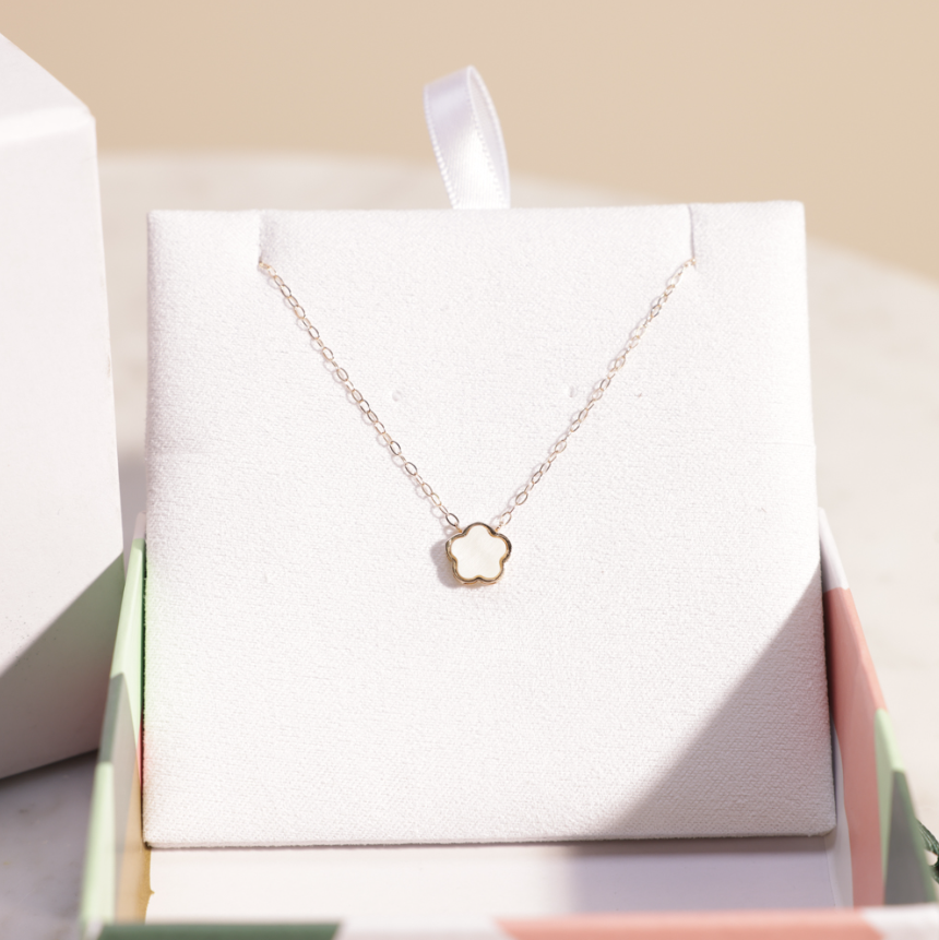 قلادة زهرة مزينة باللؤلؤ  للأطفال من مس ال من لازوردي