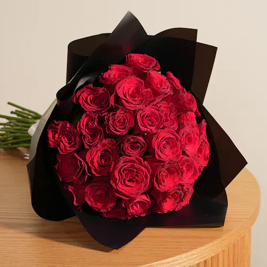 Red Twist Classic Bouquet | 25 Roses
