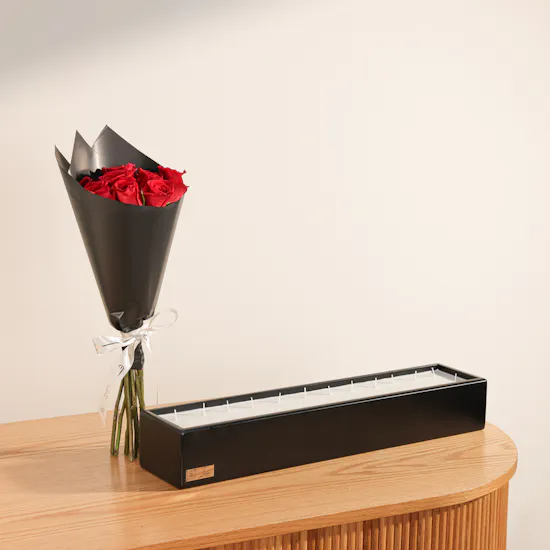 Lanai Noir Short Candle | Stunning Rose Bouquet