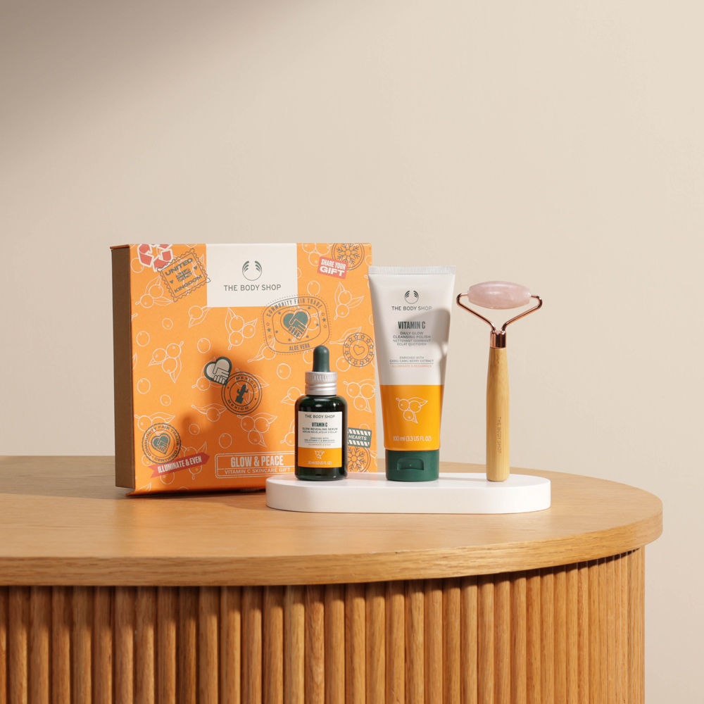 مجموعة العناية بالبشرة فيتامين سي من جلو آند بيس من ذا بودي شوب