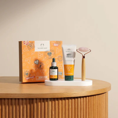 مجموعة العناية بالبشرة فيتامين سي من جلو آند بيس من ذا بودي شوب مجموعة العناية بالبشرة فيتامين سي من جلو آند بيس من ذا بودي شوب