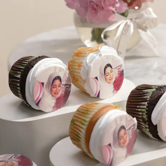 Mister Baker Personalized Photo Cupcakes | Luminous Flower Vase
