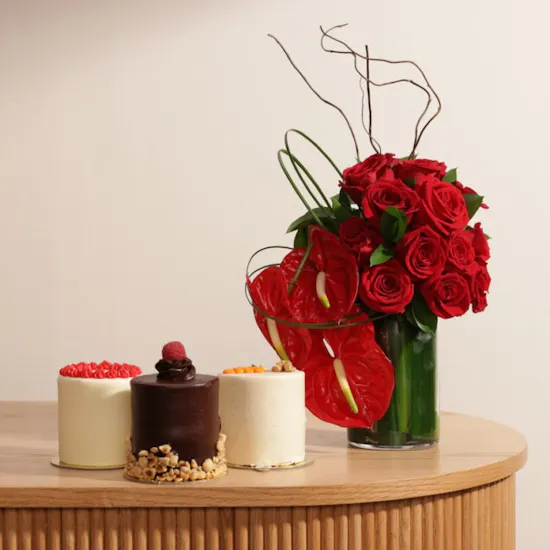 Rose Ribbon Mini Cakes | Red Blooms