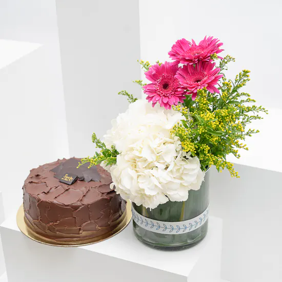 Sucre De Nada Chocolate Fudge Cake | Blush Blossoms