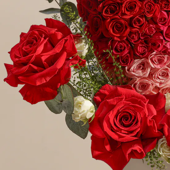 صندوق زهور عناق القلوب