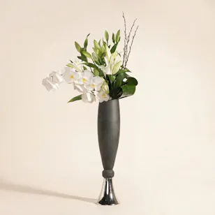 مزهرية زهور الأناقة البيضاء