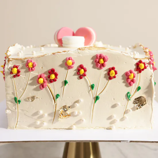 Floward Macarons and Flowers Cake