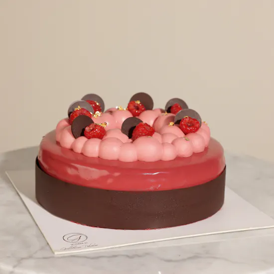 Patisserie by Guillermo Palomo Raspberry and Chocolate Cake | Royal Flowers Bouquet