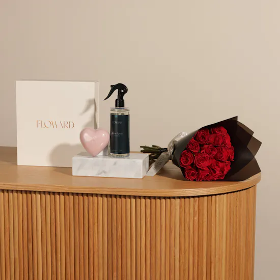 صندوق هدايا عطر منزلي وصابونة بشكل قلب من فلاورد | باقة زهور عناق الجوري الأحمر