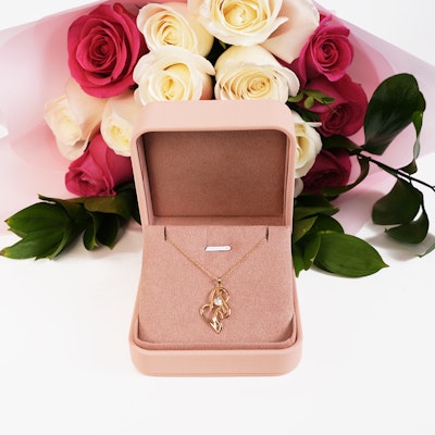 Mother Omi Necklace | Rose Bouquet