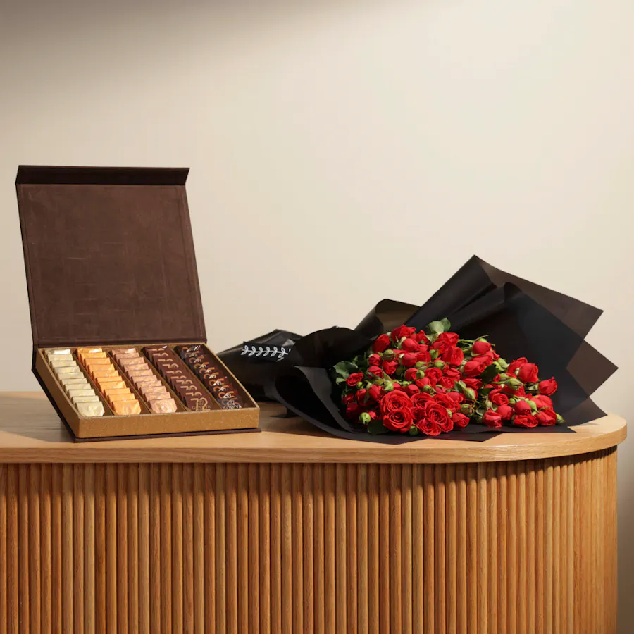 Godiva Brown Carre Box | Red Baby Roses 6