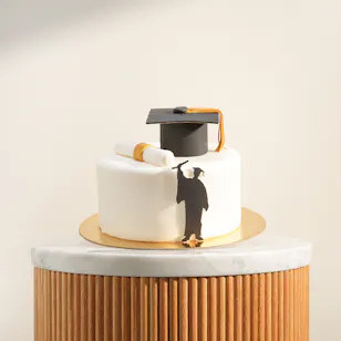 Floward Graduation Cap Cake
