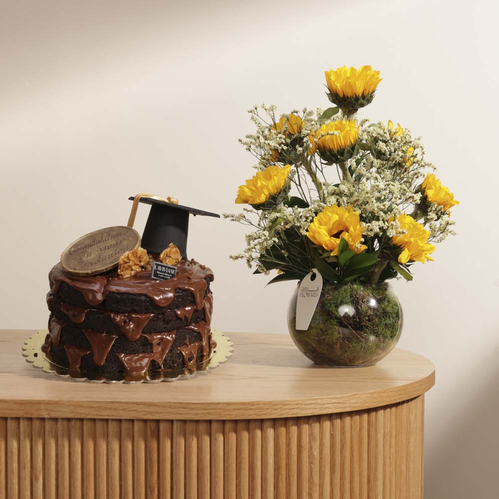 كيك التخرج من لاڤيڤيان | زهور مشرقة