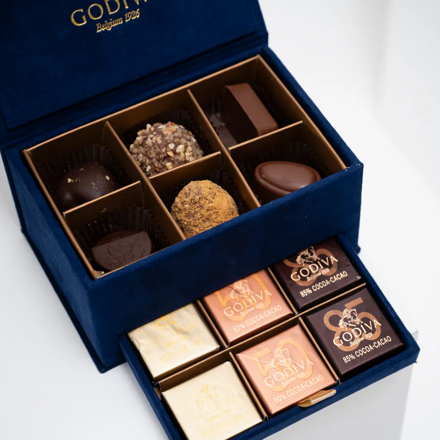Godiva Mini Royal Chocolate Box | Soft Dreams Vase 4