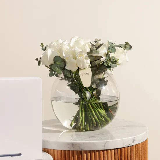 Apple MacBook Midnight Air M5 512 GB | Timeless Flower Vase